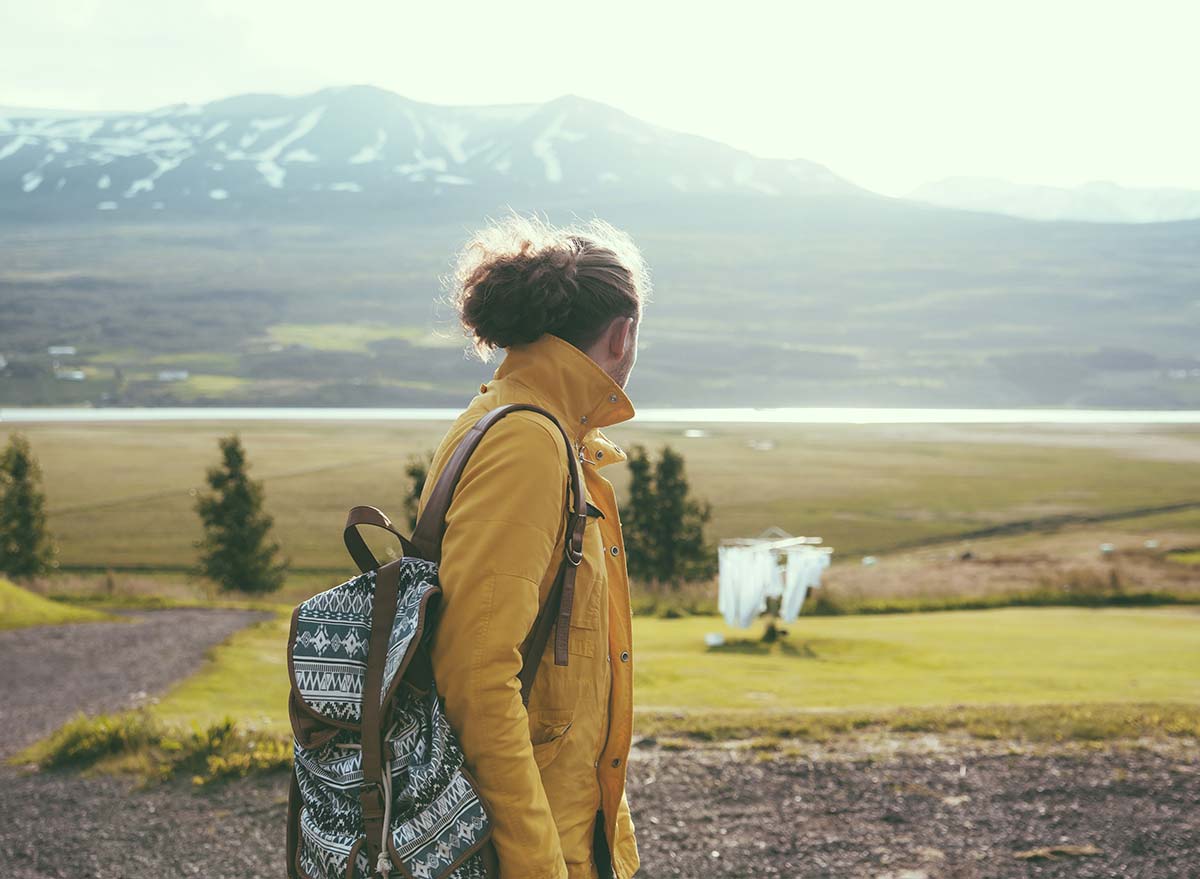 Живой вдали. Люди, которые живут вдали от общества. Away from Home.